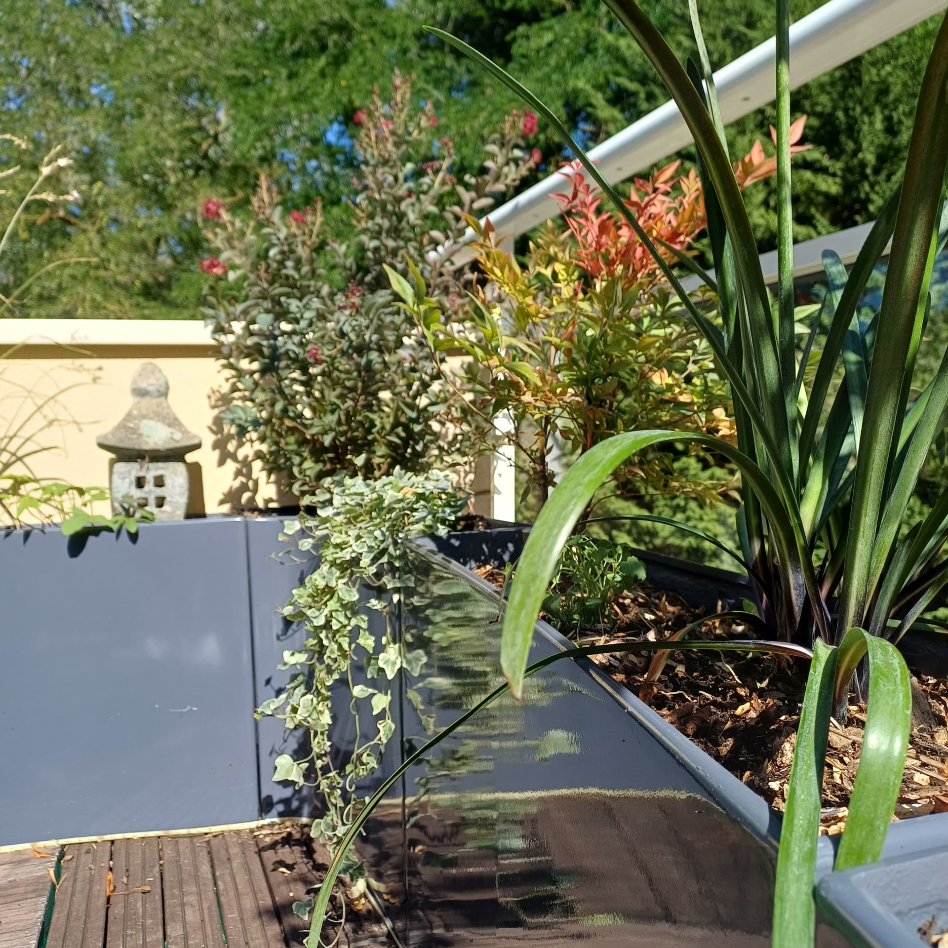 Balcon végétalisé KANSO avec jardinières et plantes